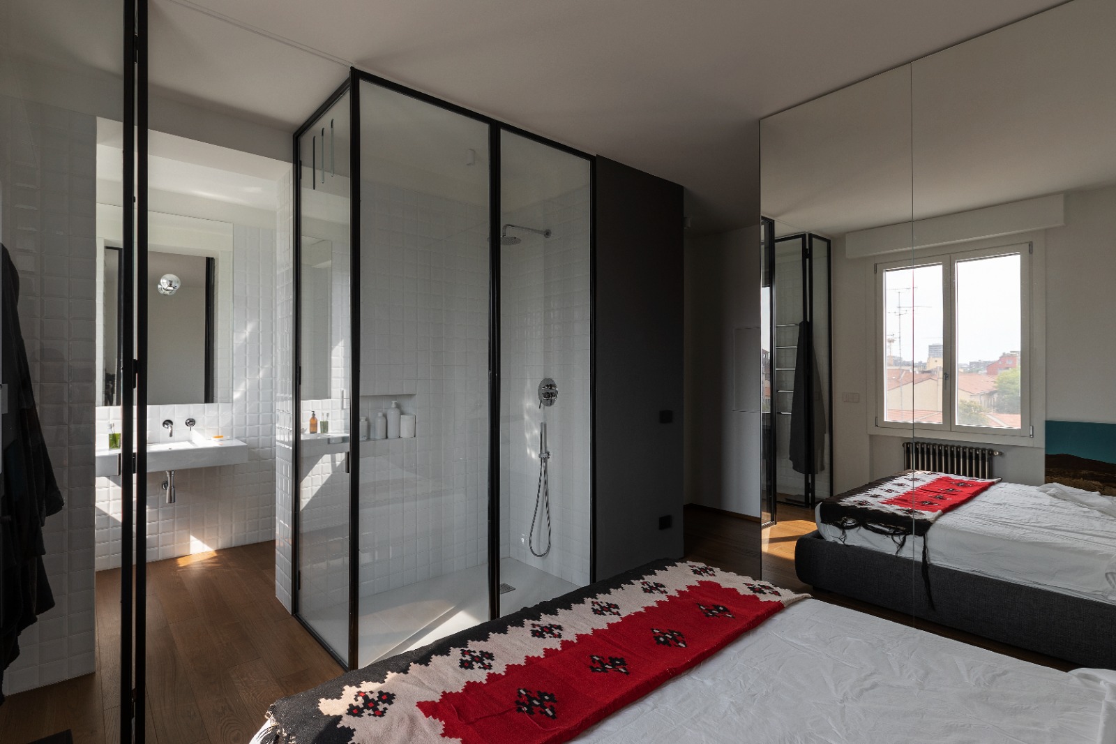 APT Milano Camera - Vetrata acciaio nero bagno en-suite