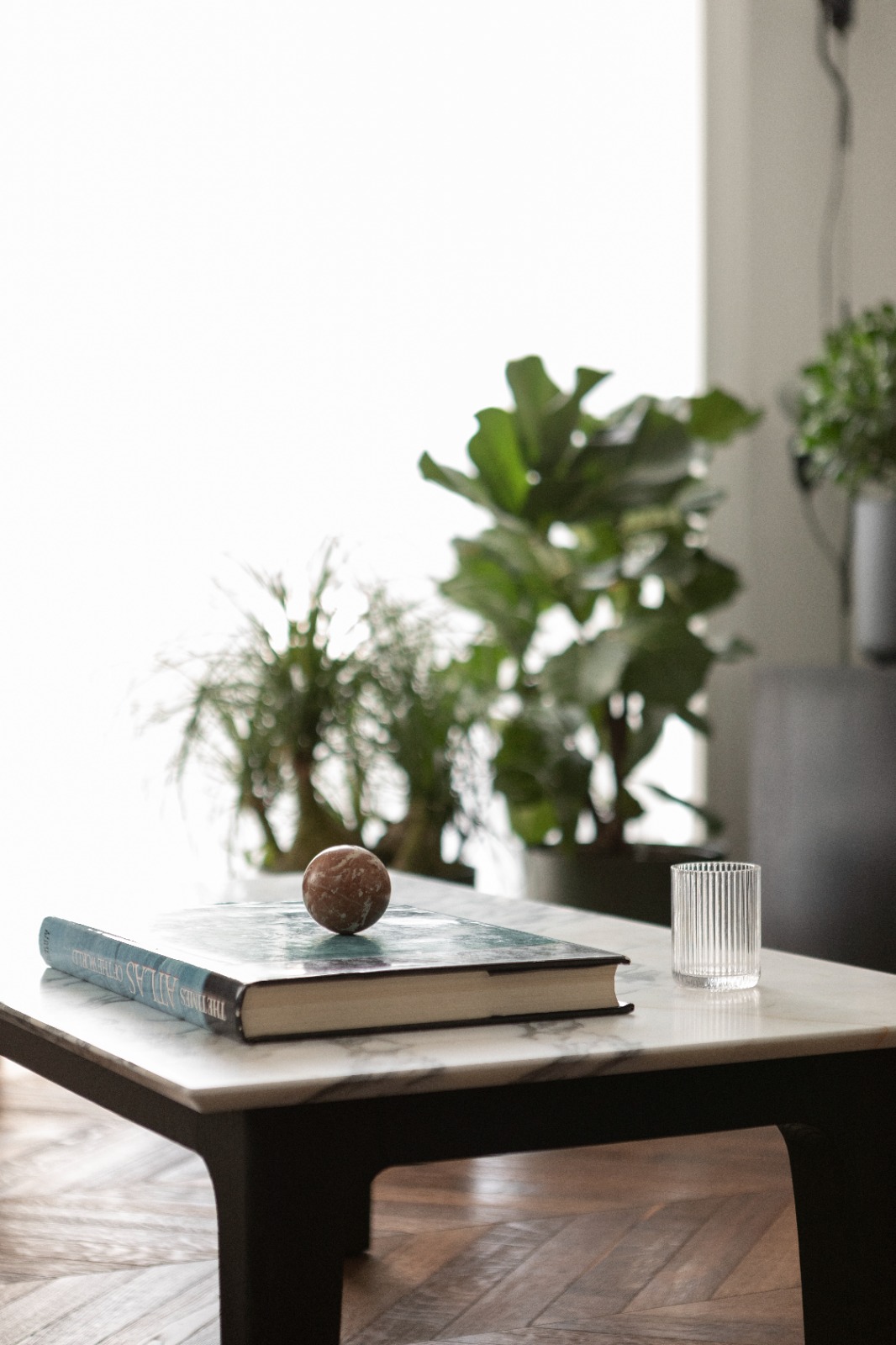 APT Milano Living - Tavolino in marmo con libro