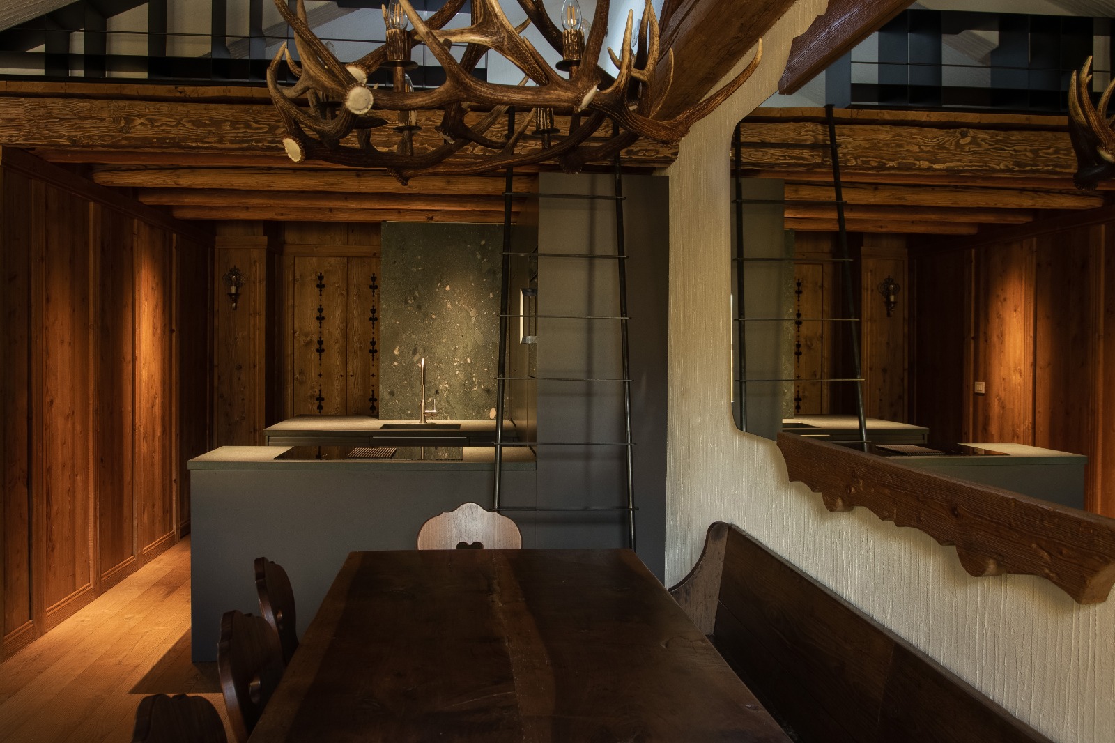 APT Courmayeur - Sala Pranzo con Lampadario